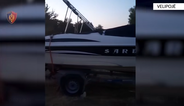 Hyri me skaf në zonën e sigurisë për pushuesit në Velipojë, Policia bllokon mjetin dhe e dënon drejtuesin