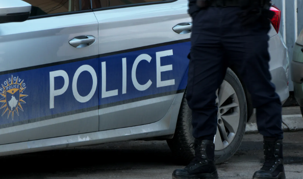 Arrestohet një person në veri të Mitrovicës, dyshohet se sulmoi seksualisht një punëtore të një dyqani