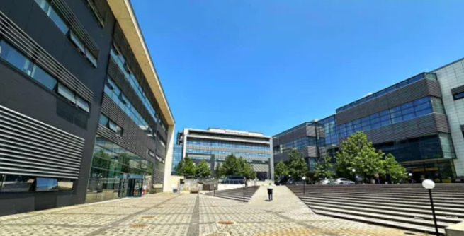 Temperaturat e larta dhe kushtet e rënduara të punës në Pallatin e Drejtësisë, Gjykata Themelore e Prishtinës me orar të reduktuar