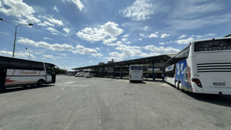 Protestojnë kompanitë e autobusëve, paralajmërojnë grevë e bojkotim të Stacionit të Autobusëve