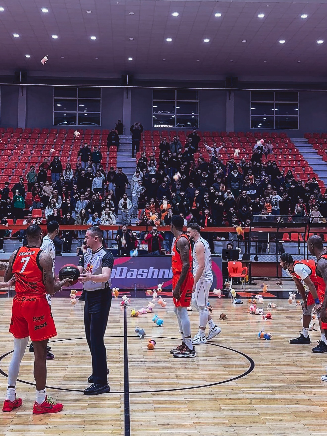 Tifozët prizenas hedhin lodra arush të butë në shenjë respekti dhe sportiviteti