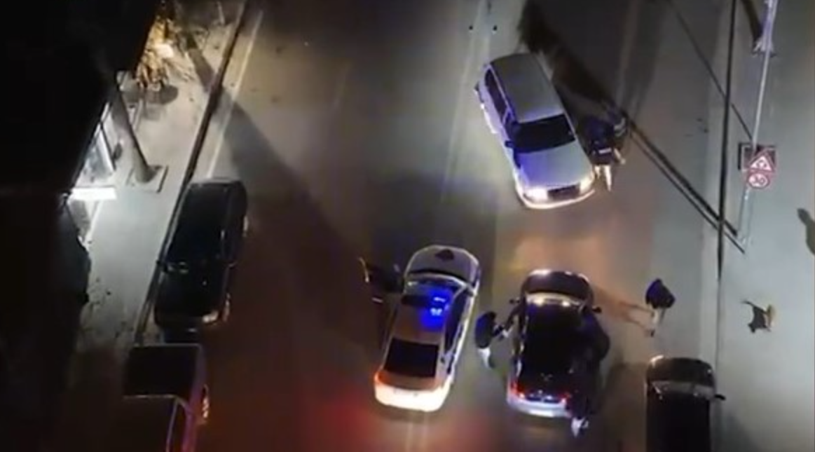 Shisnin armë në Tiranë, arrestohen tre pjesëtarë të një grupi kriminal