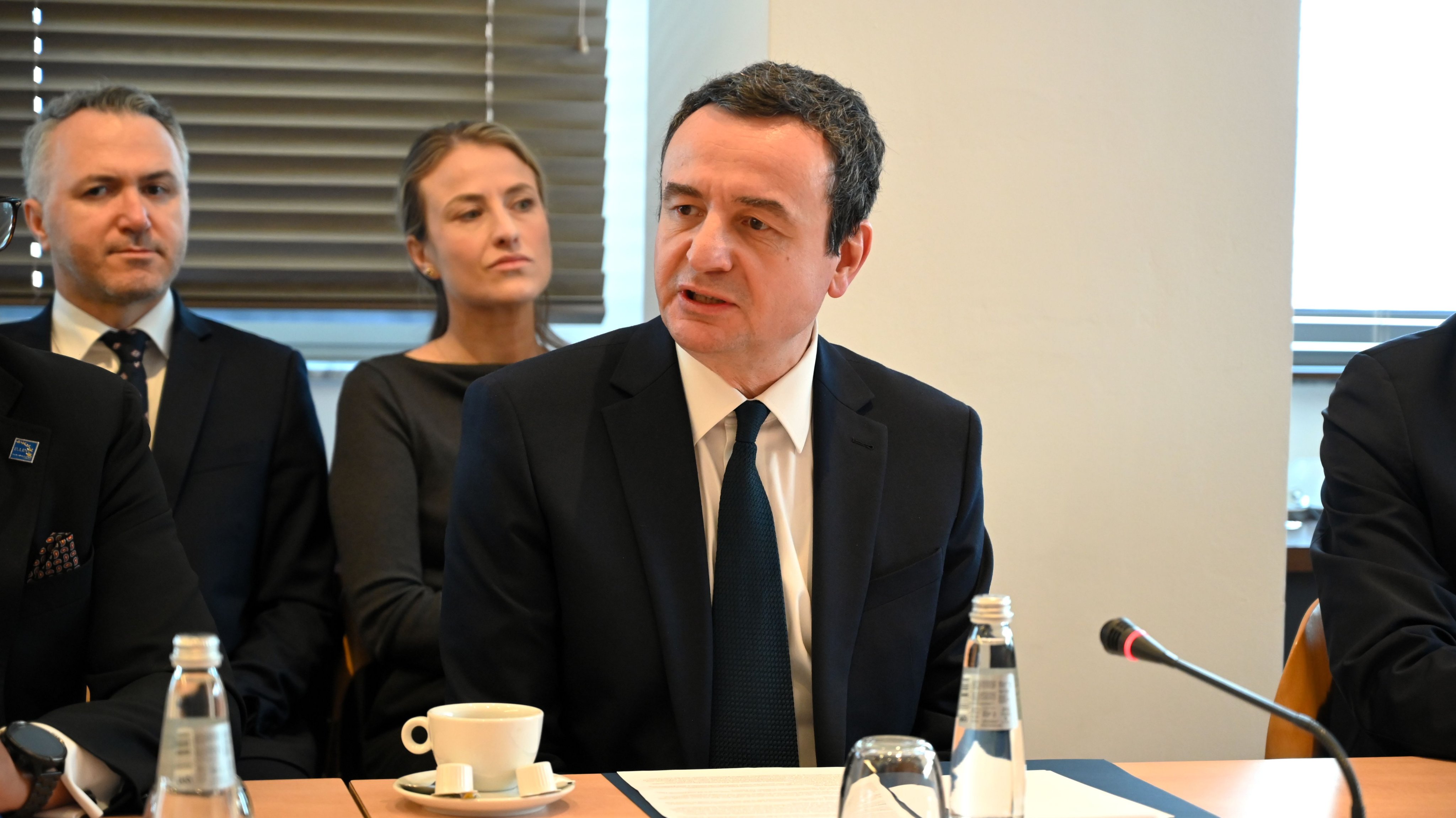 Shefi i zyrës së BE-së në Kosovë takon Kurtin: Pa dialog me Serbinë nuk ka përparim në integrimin evropian