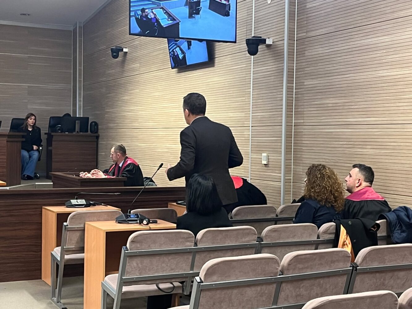 Xhelal Sveçla nuk paraqitet në seancën për hedhjen e gazit lotsjellës