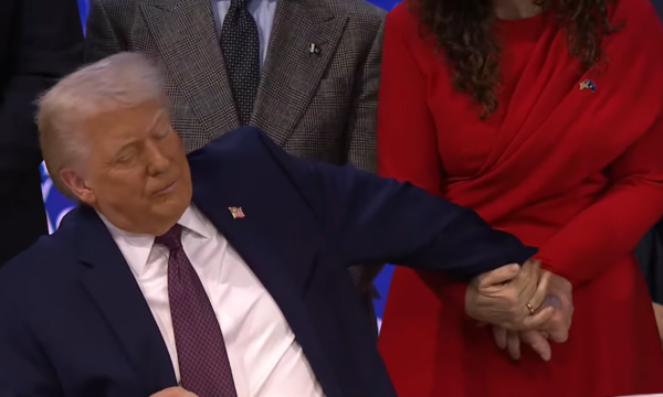 Osmani i rri prapa, Trump ia shtrëngon duart pasi e nënshkruan rezolutën inauguruese të Bordit të Paqes