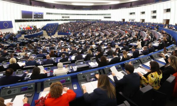 Vuçiq refuzoi t’i takojë: Eurodeputetët sot në Beograd takohen me opozitën dhe shoqërinë civile