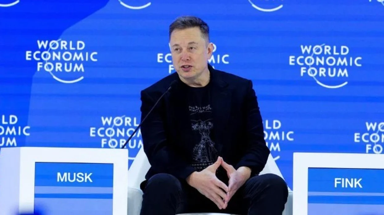 Musk ironizon duke folur për jashtëtokësorët: Unë jam alien