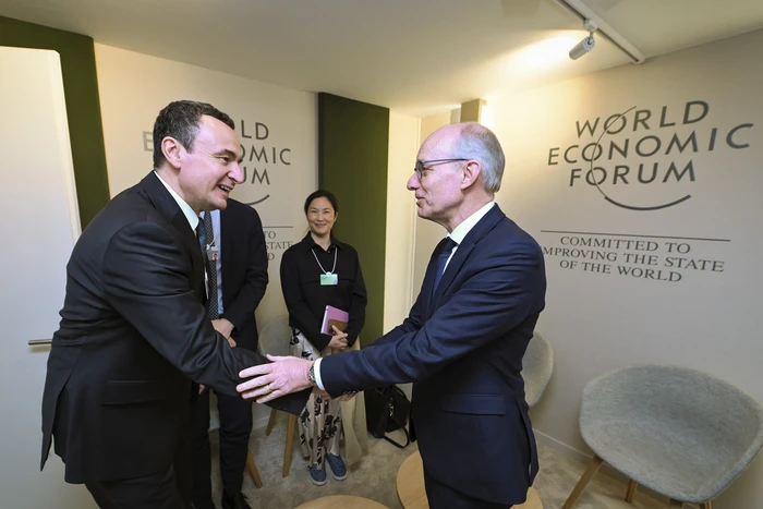 Kurti në Davos u takua me kryeministrin e Luksemburgut – biseduan për synimin e Kosovës për anëtarësim në BE