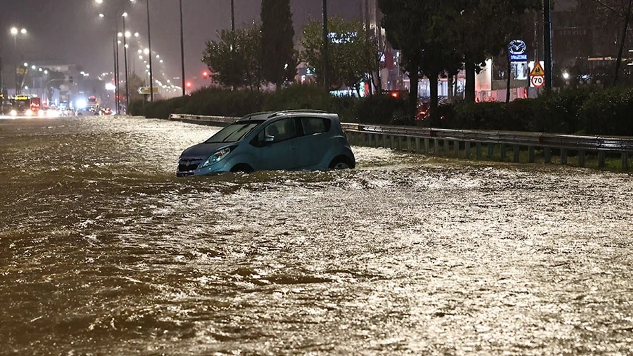 Athina përmbytet nga reshje rekord, dy persona humbin jetën