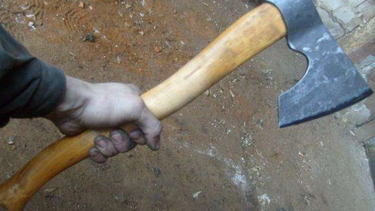 Dyshohet se sulmoi me sëpatë një person në Prizren, dërgohet në mbajtje