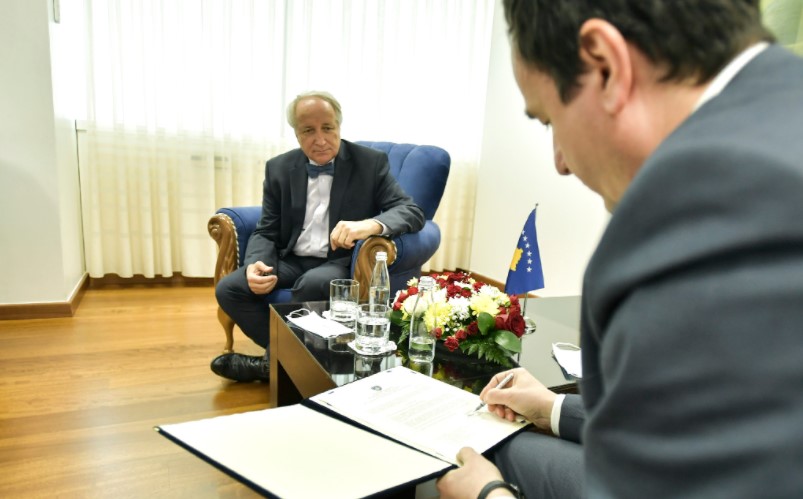 Ish-ministri Latifi: Shëndetësia udhëhiqet nga korrupsioni, politikanët shkojnë për shërim jashtë vendit