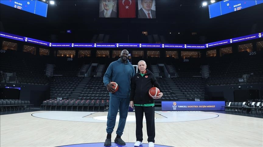 Presidenti turk luan basketboll me ish-yllin e NBA-së, Shaquille O’Neal, në Stamboll