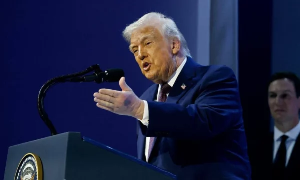 Trump flet mavijosjen në dorë: E kam goditur një tavolinë në Davos