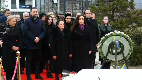 Osmani me familjen Rugova dhe korin diplomatik homazhe tek varri i Ibrahim Rugovës