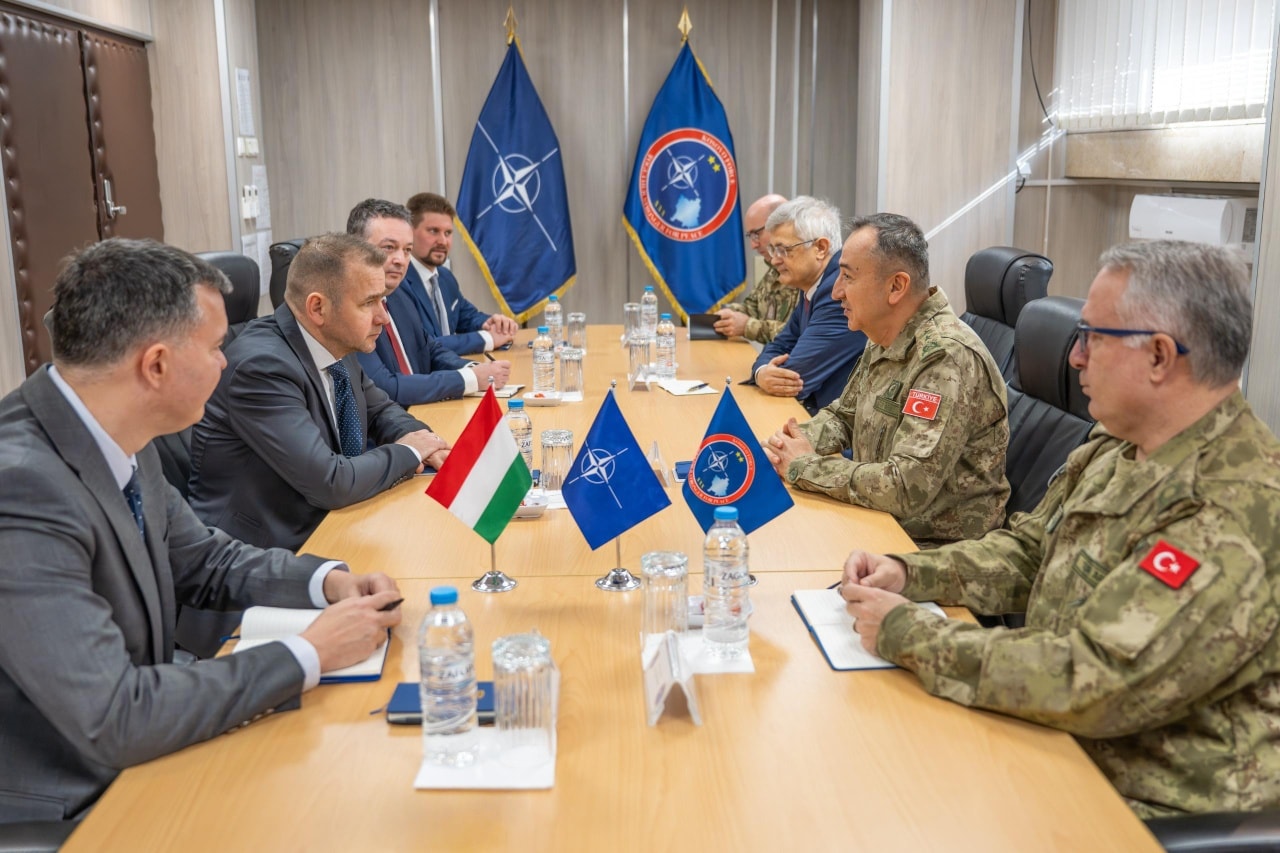 Komandanti i KFOR-it takohet me Bunfordin, diskutuan për sigurinë në rajon