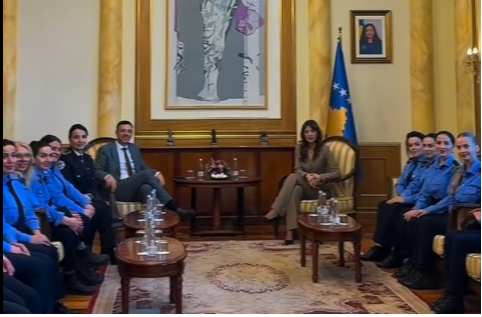 Dibrani me stafin e SHKK-së vizitojnë kryetaren e kuvendit