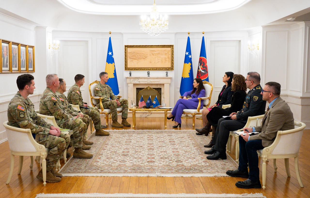 Osmani priti komandantin në largim dhe komandantin e ri të Komandës Rajonale- Lindje të KFOR-it