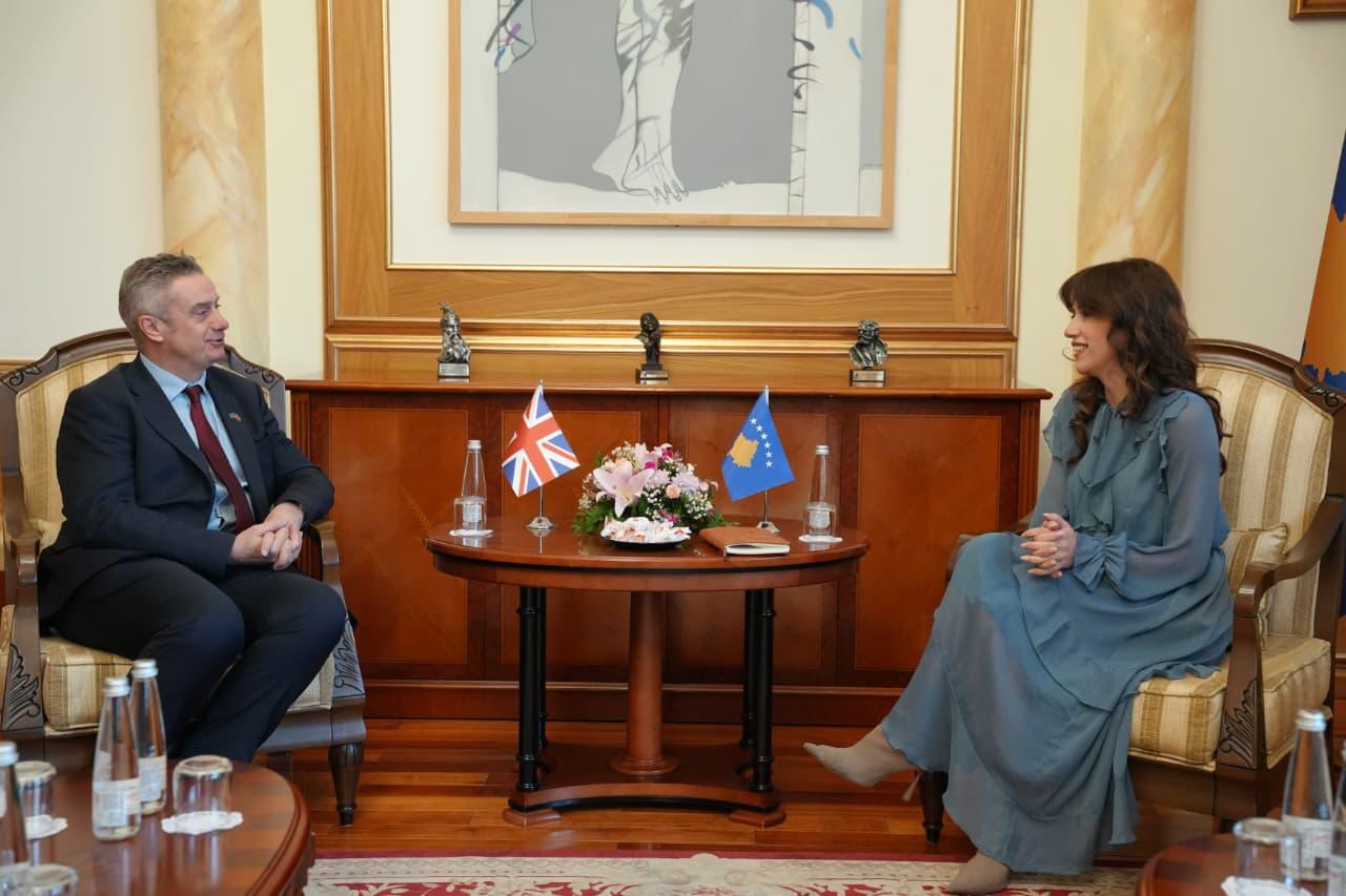 Ambasadori britanik i shkon në zyrë Haxhiut, flasin edhe për zgjedhjen e presidentit