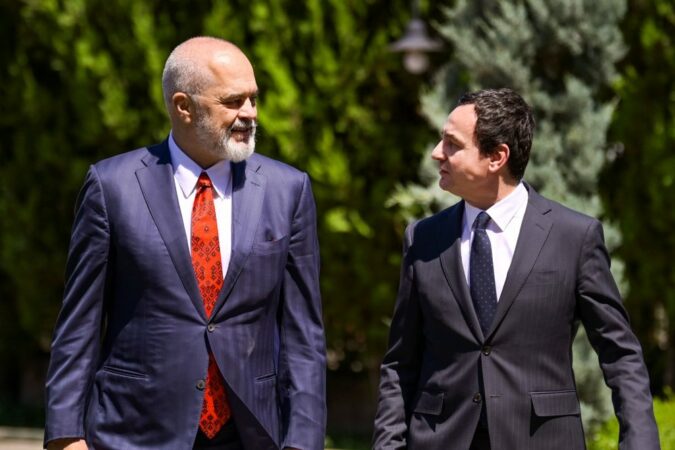 Kryeministri Kurti pret me ceremoni zyrtare kryeministrin Rama