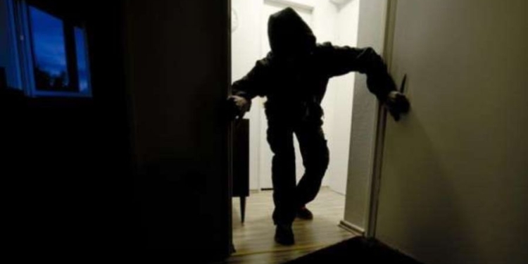 Gjilanasi ankohet se hajnat i hynë në shtëpi, i vodhën stoli në vlerë 15 mijë euro e dy armë zjarri