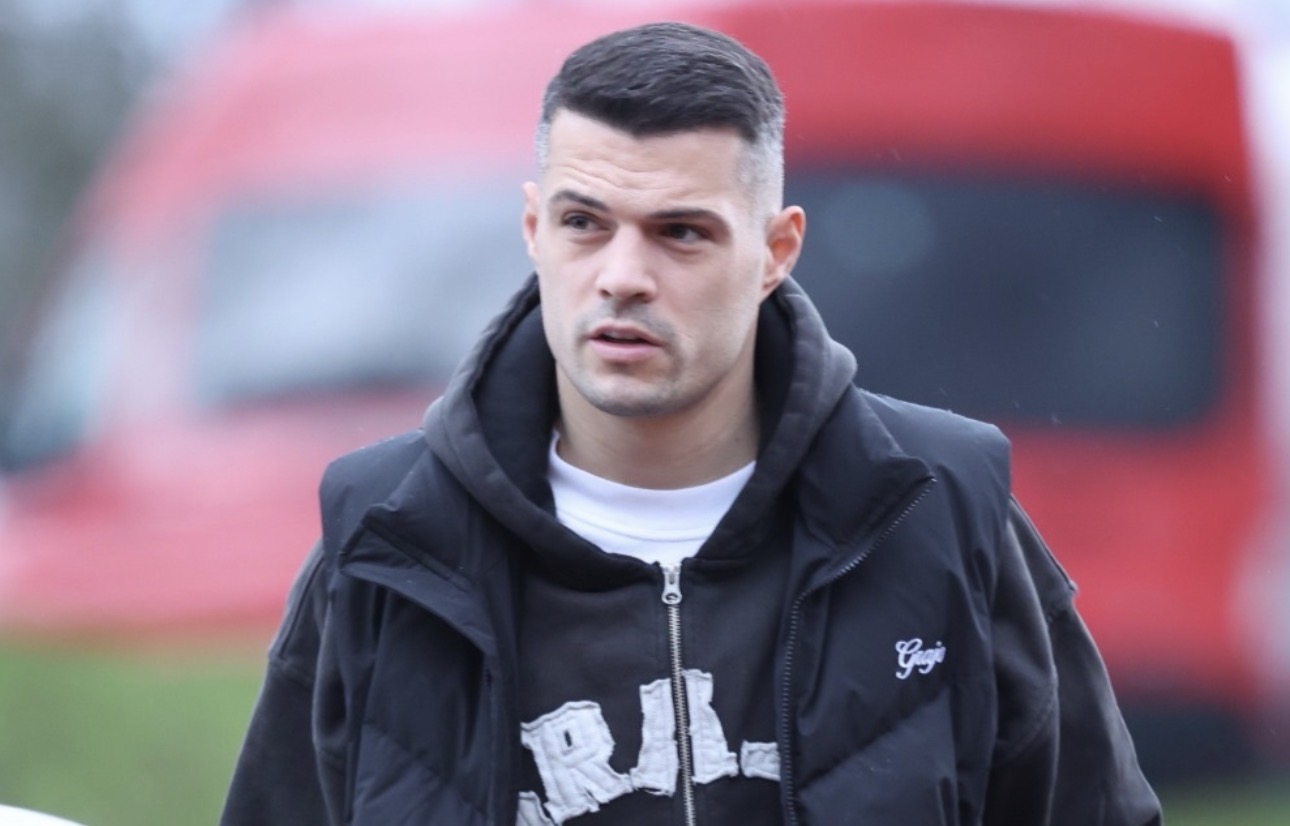 Granit Xhaka reagon në mbrojtje të Romaine Mundle, tifozët e kritikojnë ashpër
