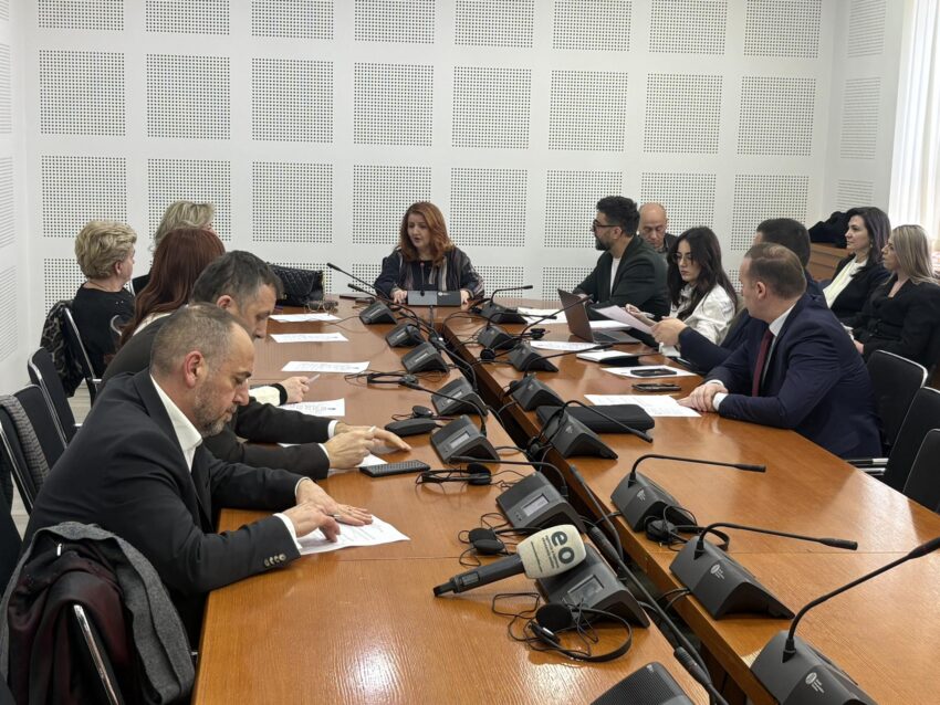 Miratohet në komision projektligji për buxhetin 2026, kërkohet rritje për pensionet dhe mbështetje për autizmin