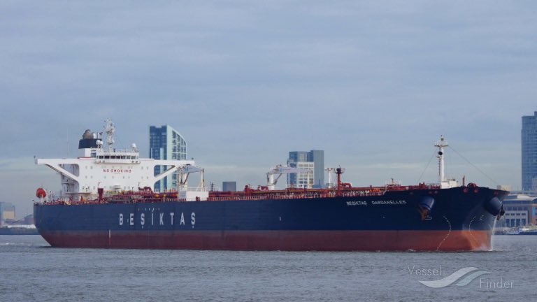 Goditet anija turke e naftës