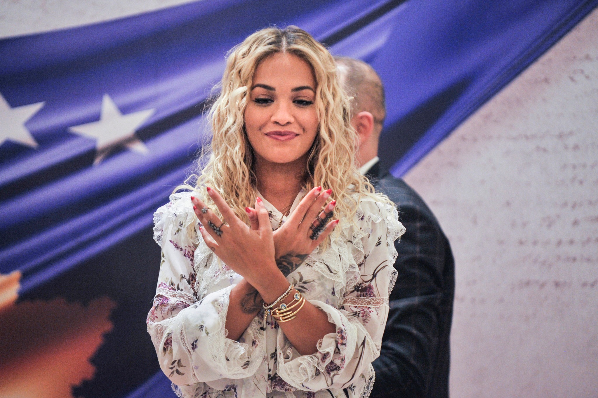 “Forca Kosova, Forca Shqipëria”/ Rita Ora mbështet shqipet në Botëror