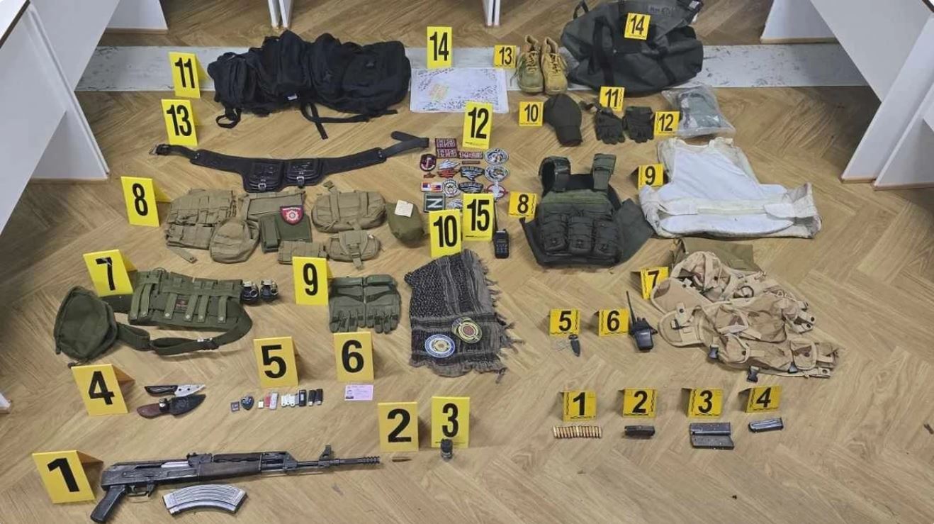 Policia gjen armë dhe pajisje ushtarake në një shtëpi në Zubin-Potok