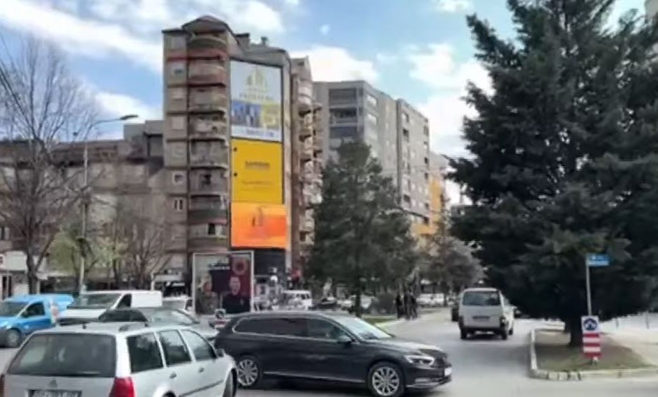 Tentohet largimi i billbordit të Thaçit dhe Veselit në Mitrovicë