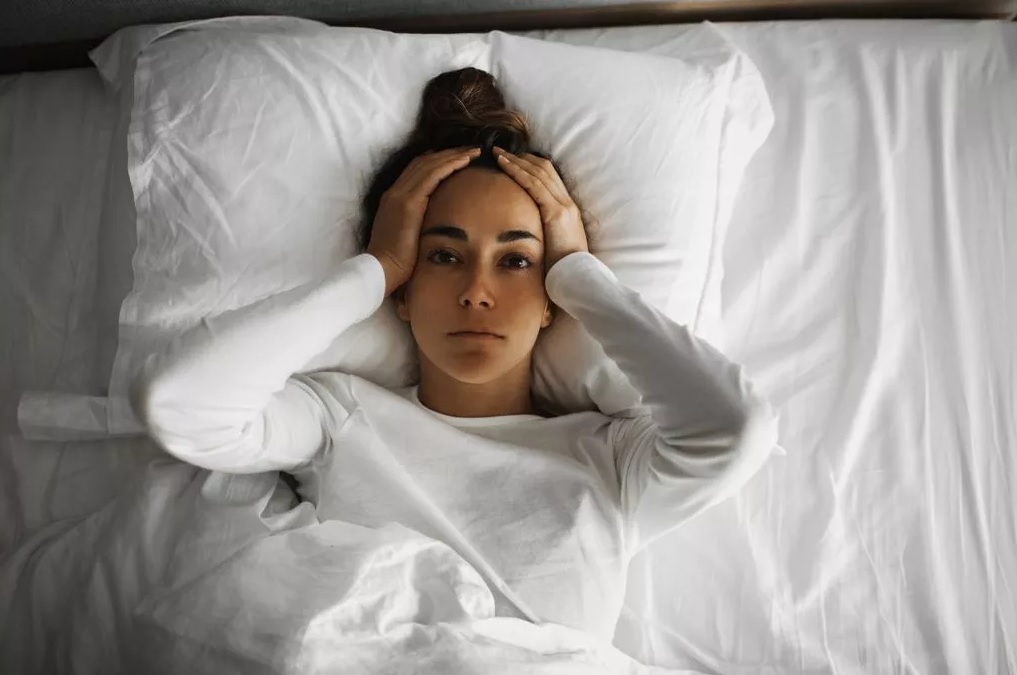 Je e lodhur, por s’të zë gjumi? Fajin mund ta ketë ky zakon