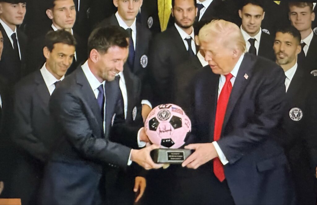 Messi i bën një dhuratë speciale Donald Trumpit