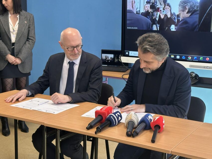 Kryetari i Prishtinës dhe ambasadori francez nënshkruajnë marrëveshje bashkëpunimi për mbrojtje të grave