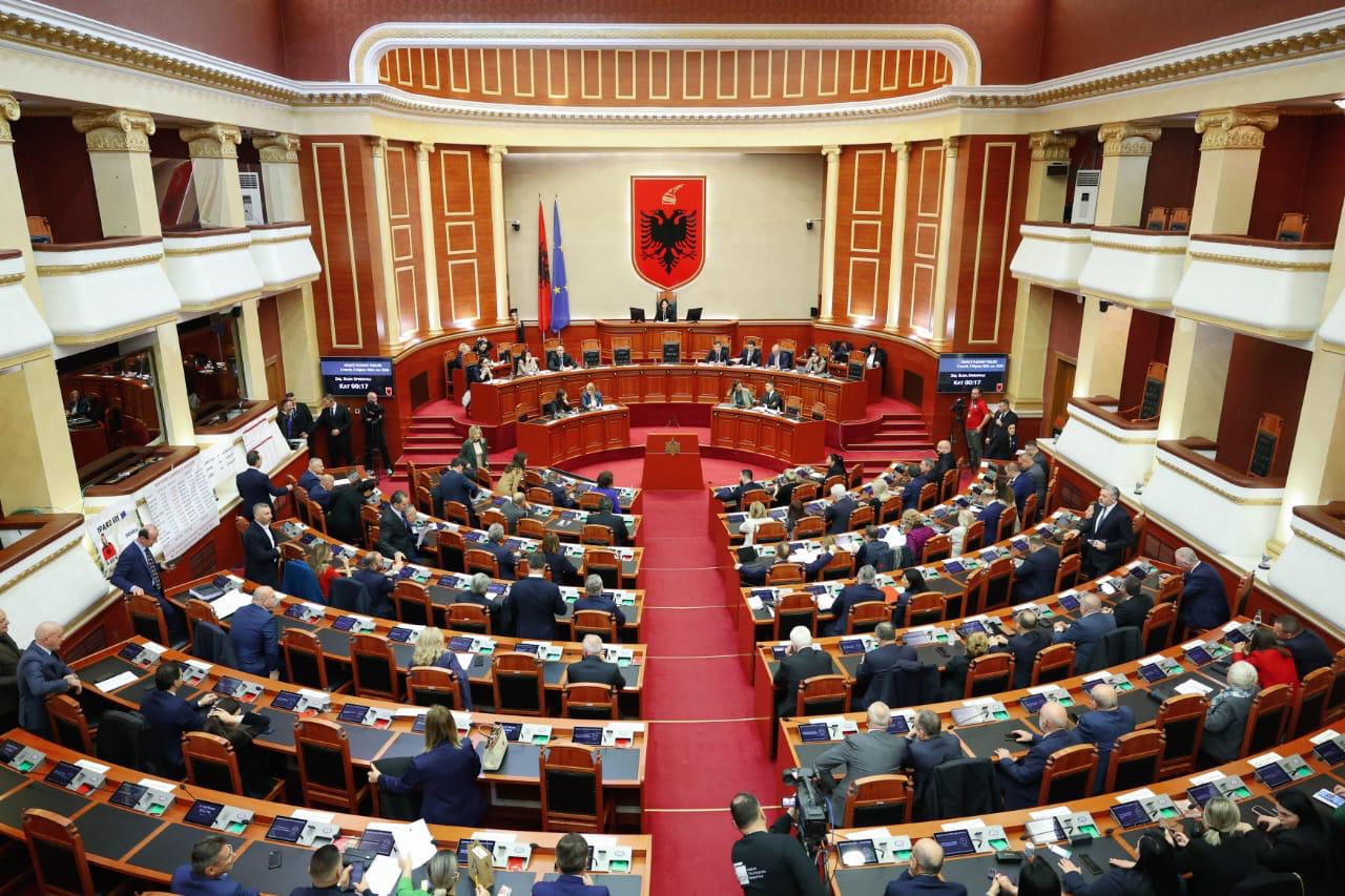 Kuvendi i Shqipërisë nis me një minutë heshtje për Adem Jasharin