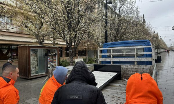 Ekspozita “Masakrat në Kosovë 1998–1999” largohet nga sheshi pas reagimeve për pasaktësi