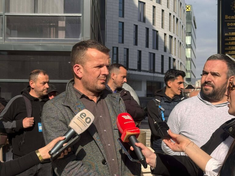 Punëtorët e “Prishtina Parkingut” protestojnë për të tretën herë, paralajmërojnë grevë të përgjithshme