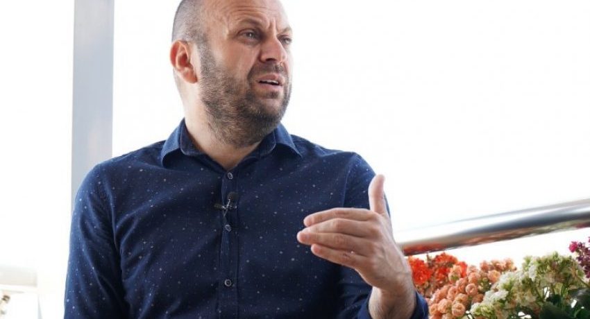 Mushkolaj: Zgjedhjet mund t’i konvenojnë vetëm LDK-së, do të ishin shpëtim për Abdixhikun dhe Osmanin