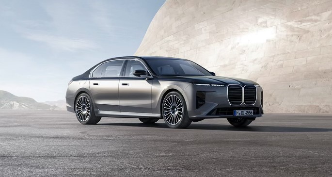 Bishë bukuroshe, BMW-ja prezanton 7-shën e re