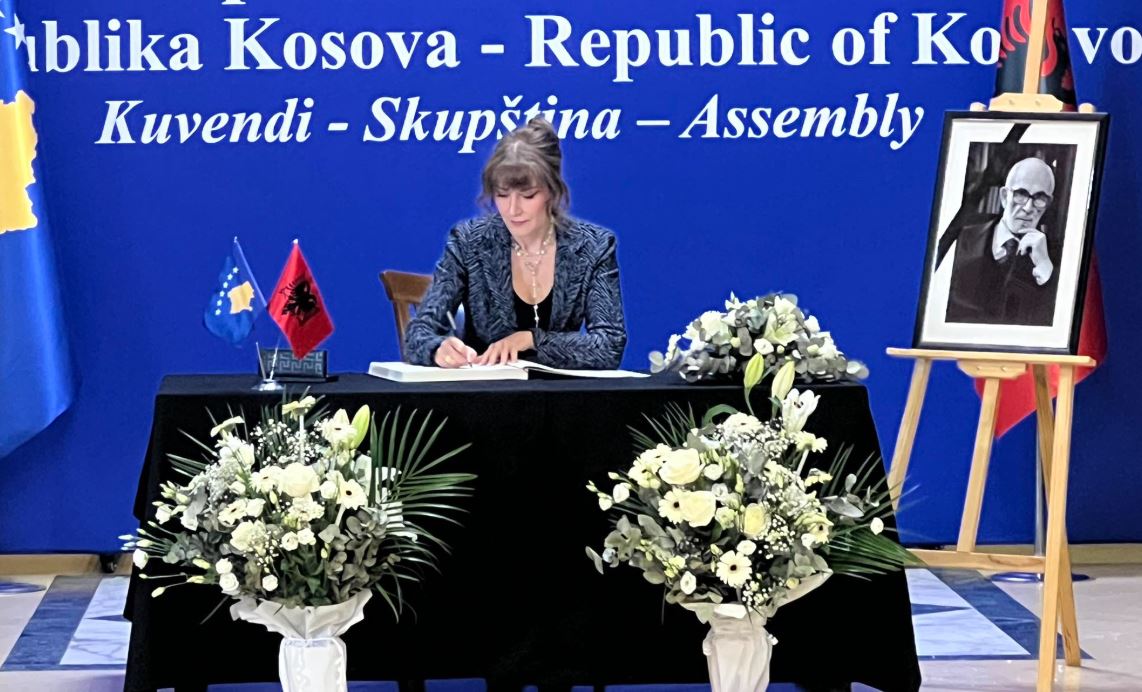 Jahjaga shkruan në librin e zisë në nderim të akademik Rexhep Qosjes