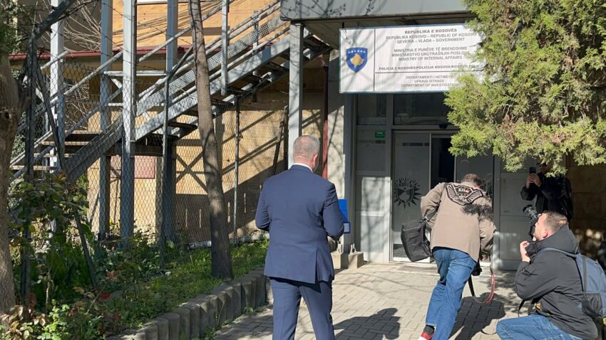 Azemi dorëzon në polici dëshmitë për njehsorët elektrikë