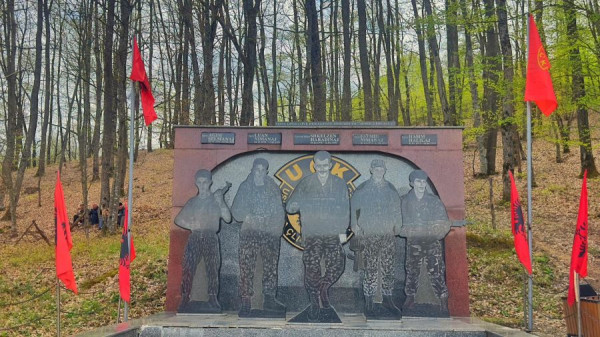 Homazhe pranë lapidarit në Maznik, nderohen dëshmorët