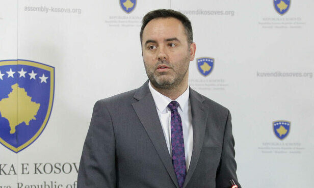 Glauk Konjufca dhe Fatmire Mulhaxha–Kollçaku tërhiqen nga gara për president