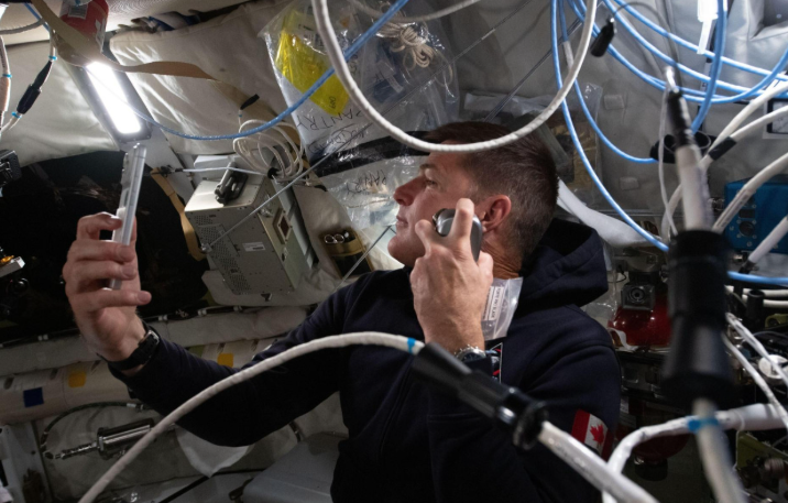 Ndërsa prisnin udhëtimin e tyre në hapësirë, ekuipazhi i Artemis II pa një film