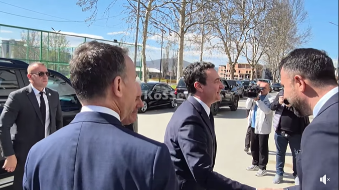 Albin Kurti arrin në veri