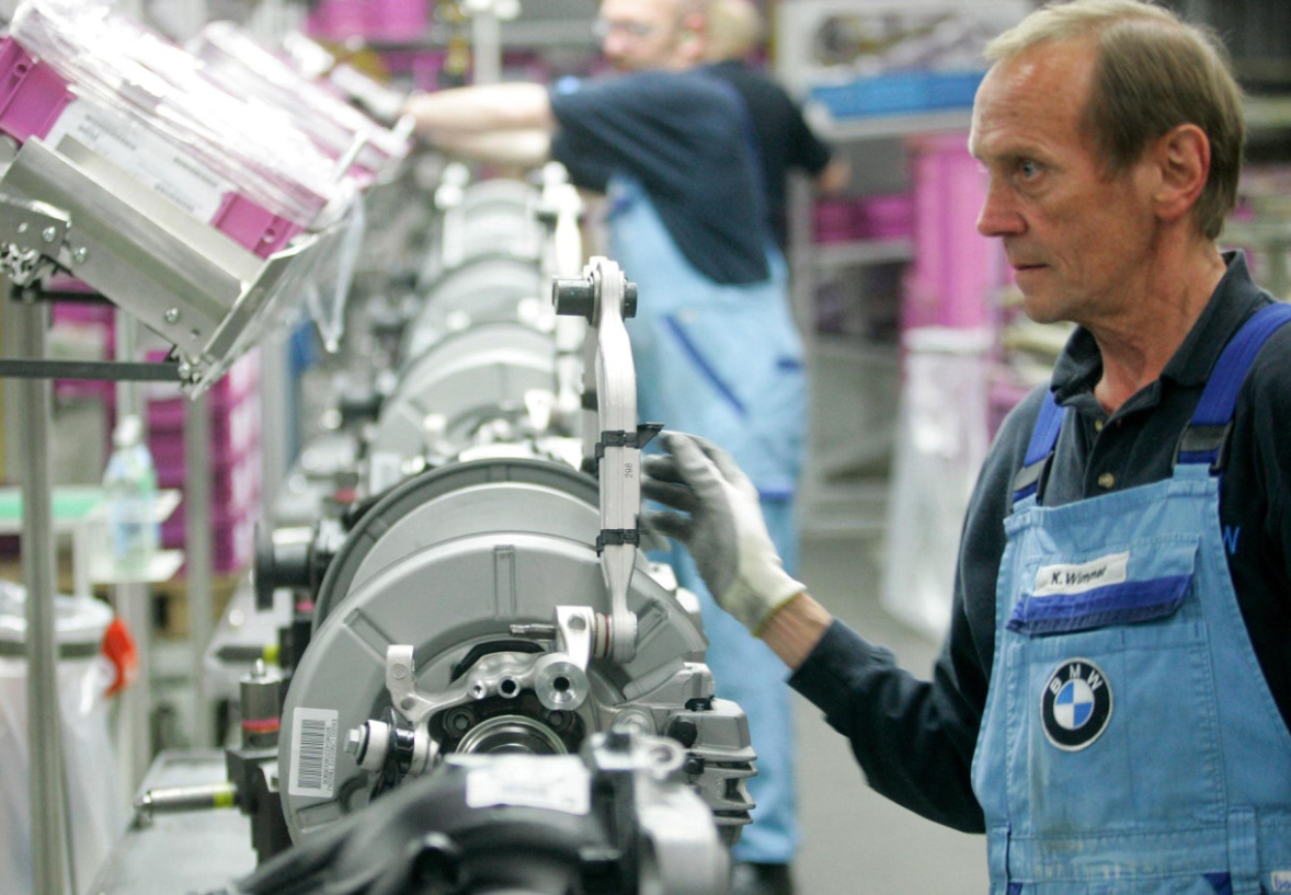 Shihni çfarë i dha BMW punonjësit të saj pas 45 vitesh në kompani