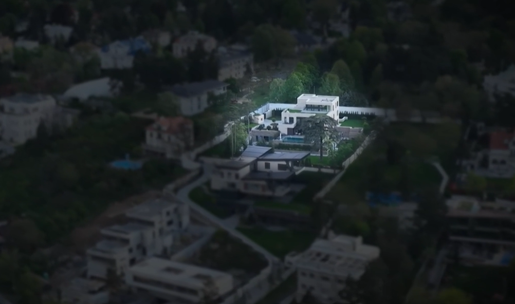 Qindra metra katrorë dhe punime pa leje: Çfarë po ndërtohet në pronën e Radoiçiqit në Beograd?