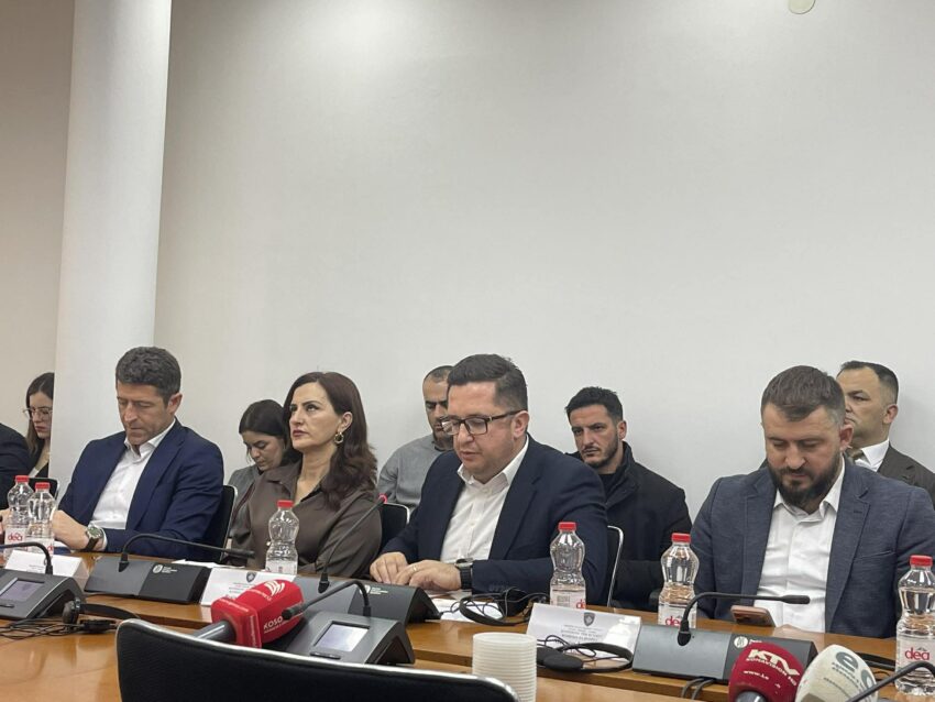 Paga e 13-të dhe çmimi i naftës, hidhet poshtë kërkesa e Mustafës që në rend dite në Komision të ketë pika shtesë