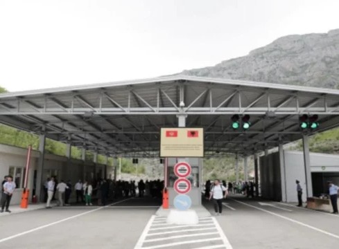 Dogana e Shqipërisë kufizon qarkullimin e kamionëve drejt Malit të Zi, Serbisë e Bosnjës nga nesër deri të premten