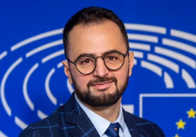 Avokati i Popullit i Shqipërisë vjen në Kosovë, bashkë me Qelajn takojnë Haxhiun dhe kryetarin e Kushtetueses