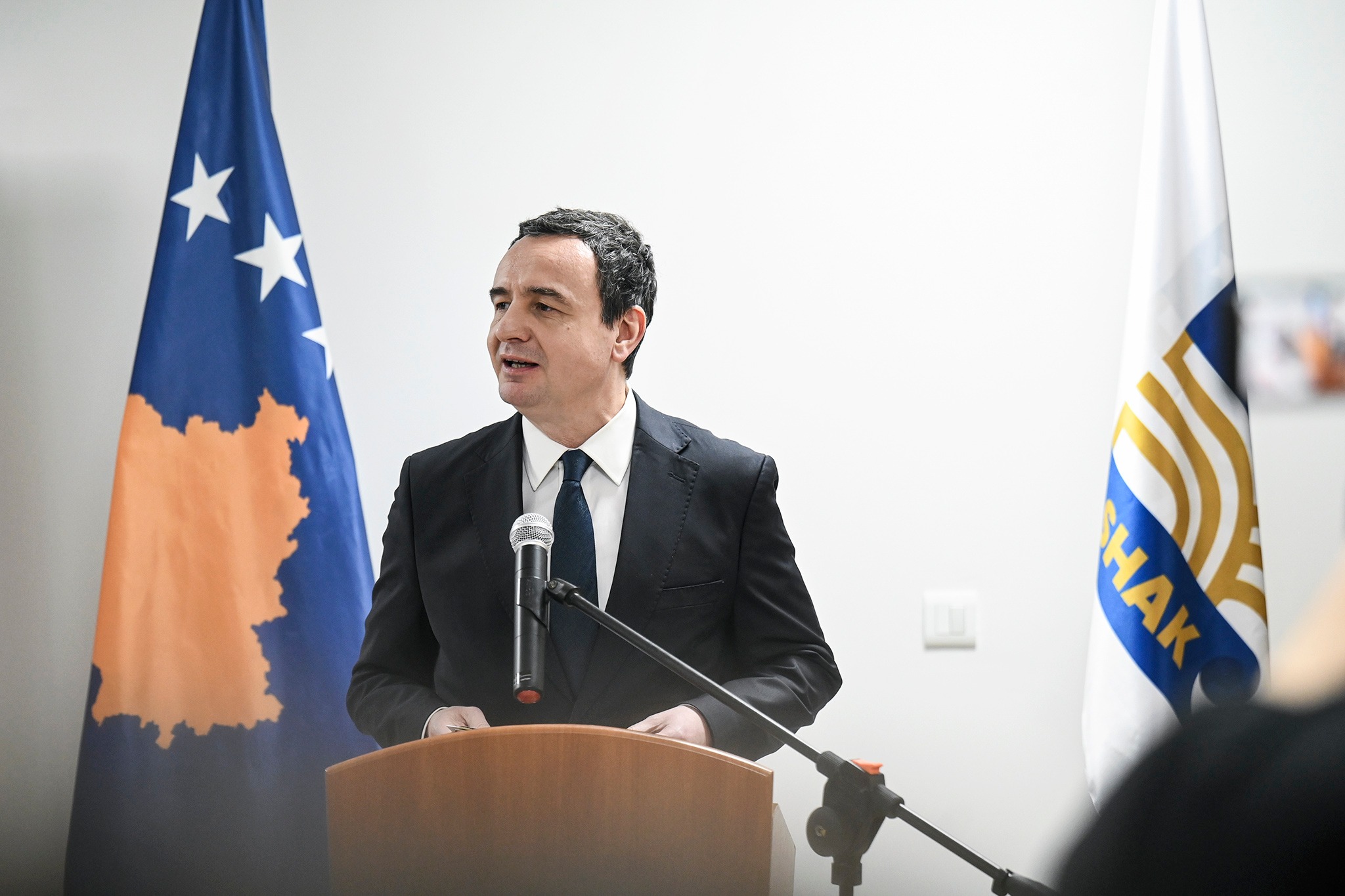 Kurti nga Barcelona reagon për Byronë e Konfiskimit: Presim miratimin në lexim të dytë